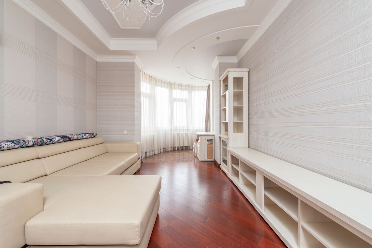 Sitting room with a cleanly finished multi-level smooth ceiling and cove details